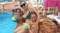 Thalia e Vittória com a mamãe Joice