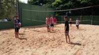 Garotada curtindo um vôlei de areia