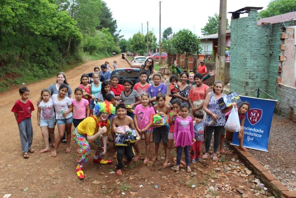 Entrega de brinquedos marca o Dia das Crianças