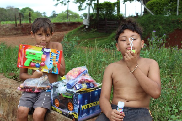 Entrega de brinquedos marca o Dia das Crianças